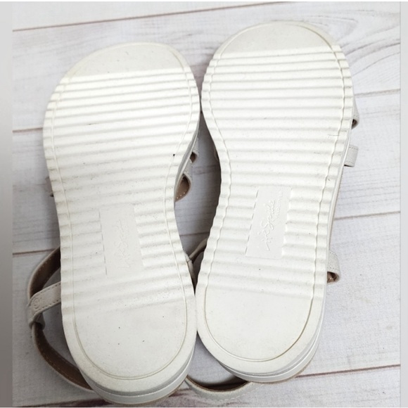 LifeStride Women's Zoe Sport Sandal- in bone color. 6.5W - Picture 5 of 7